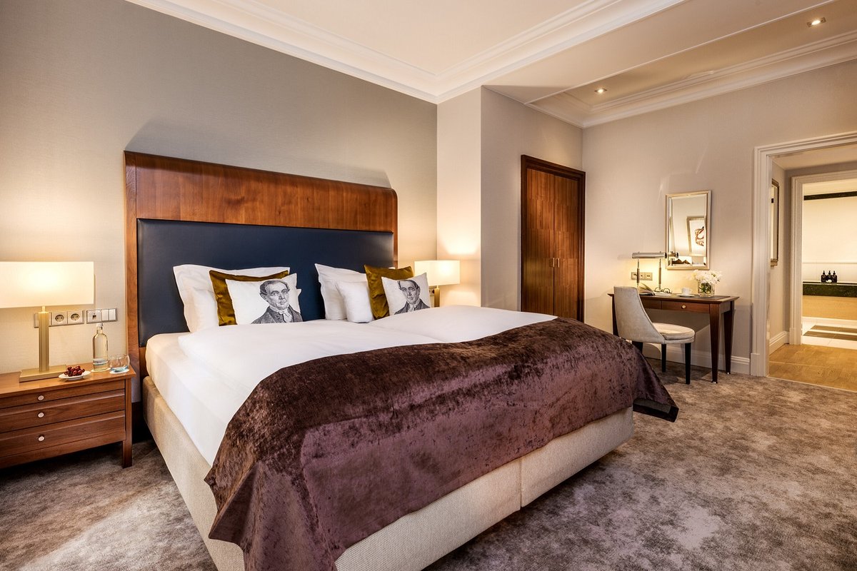 Einblick in den gemütlichen Schlafbereich einer Komfort Suite des Hotels