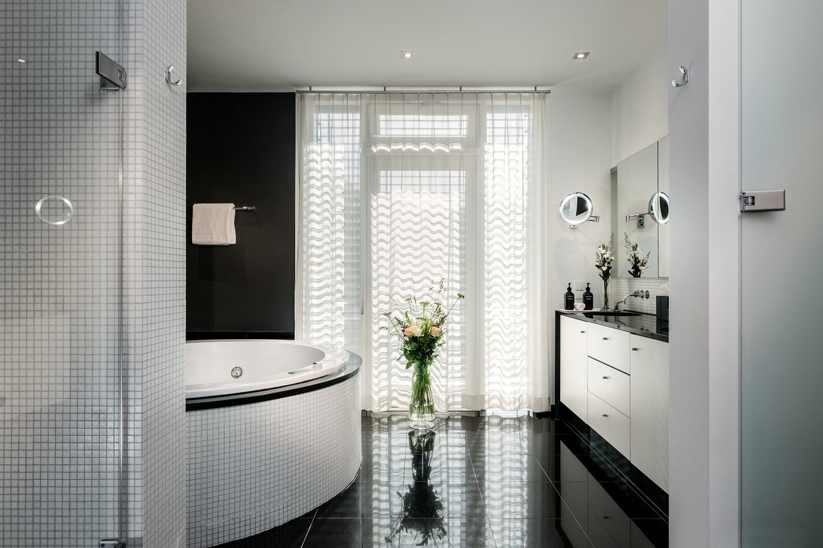Einblick in ein modernes und geräumiges Badezimmer eines Penthouses im Hotel