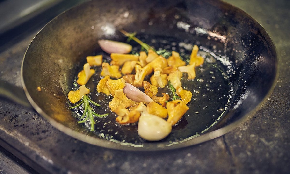 Preparation of a mushroom dish in the ENTE Bistro