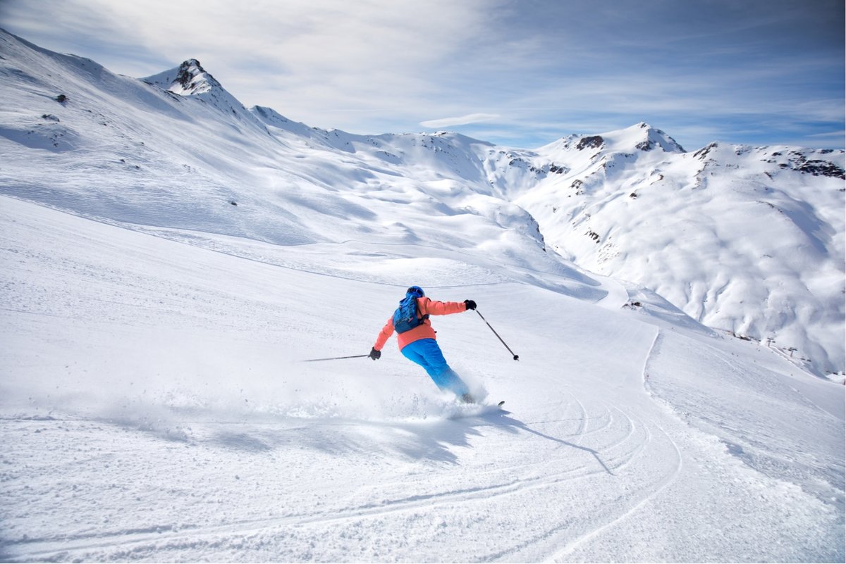 Skifahrer im Schnee auf den Pisten in Kitzbühel
