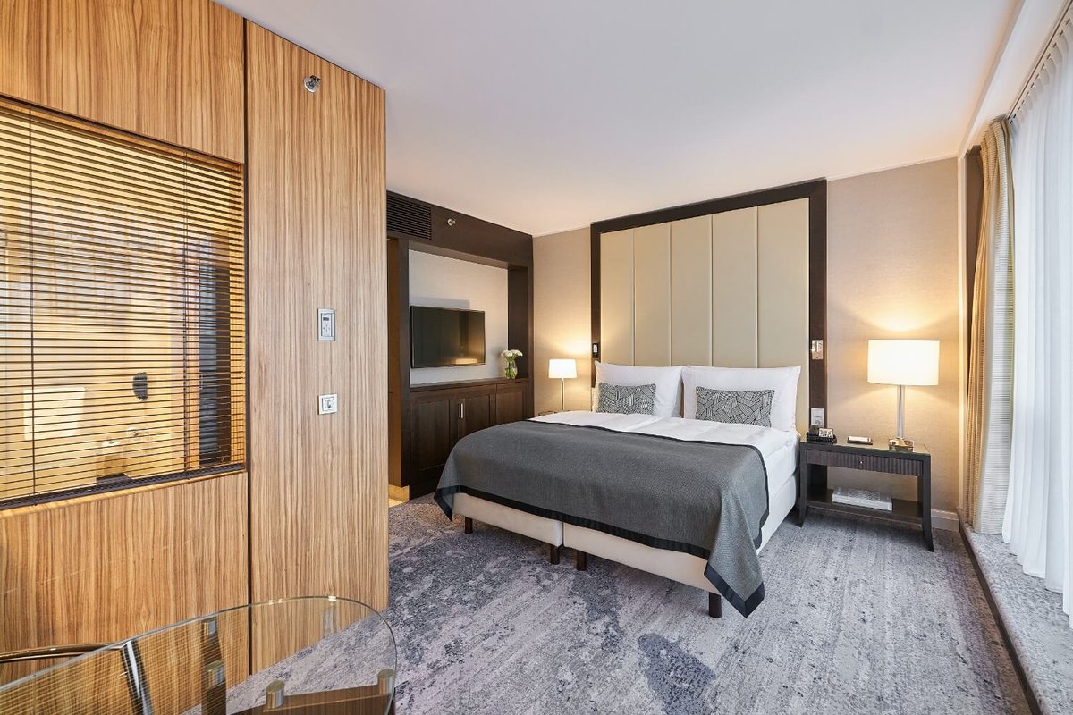 Einblick in den modern eingerichteten Schlafbereich des Superior Hotelzimmers in Düsseldorf