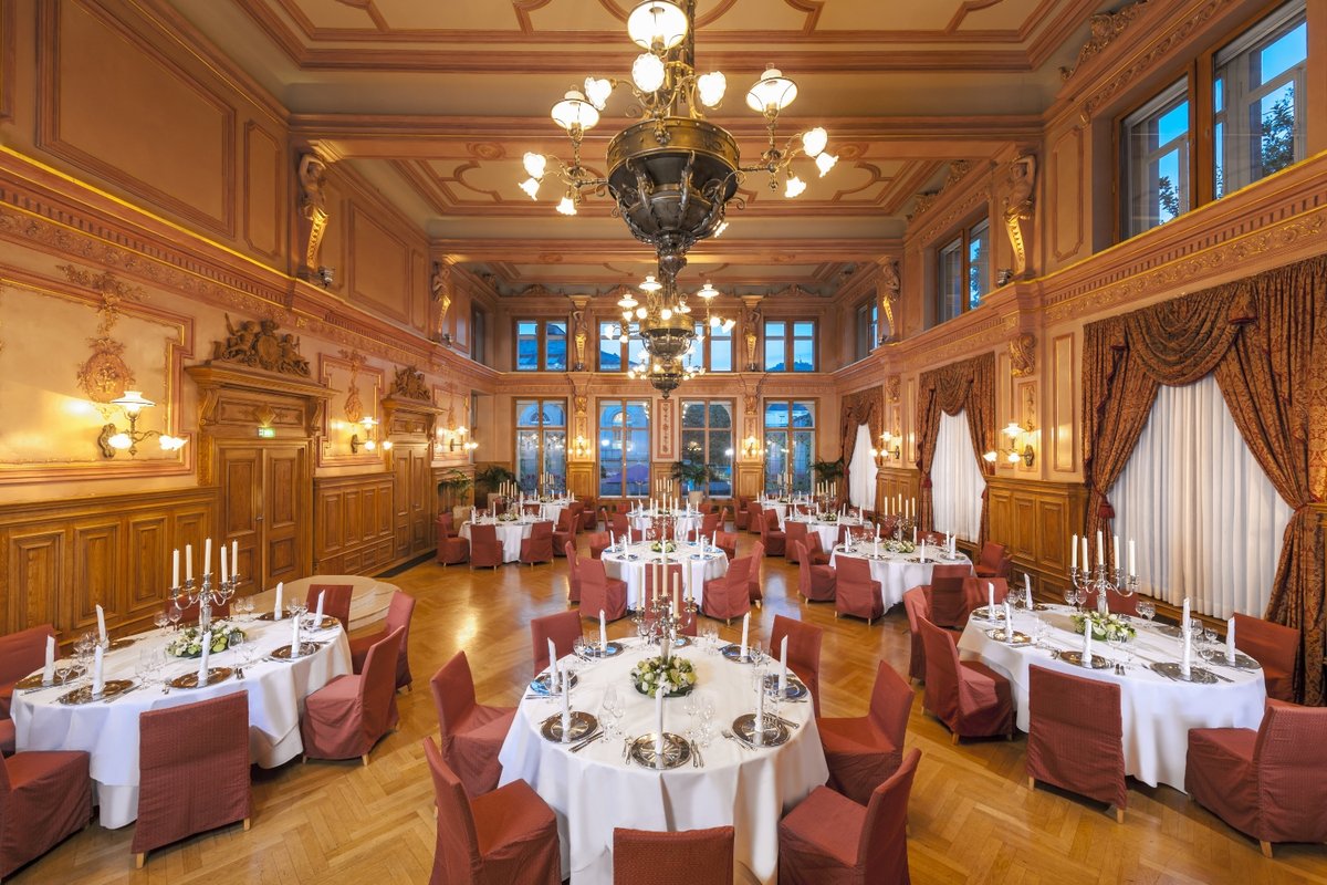 The spacious, elegant dining room with large chandeliers of the event location in Baden Baden