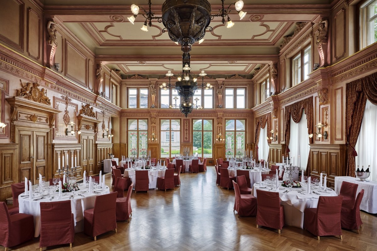 Light-flooded dining room with impressive chandeliers in the event location in Baden Baden