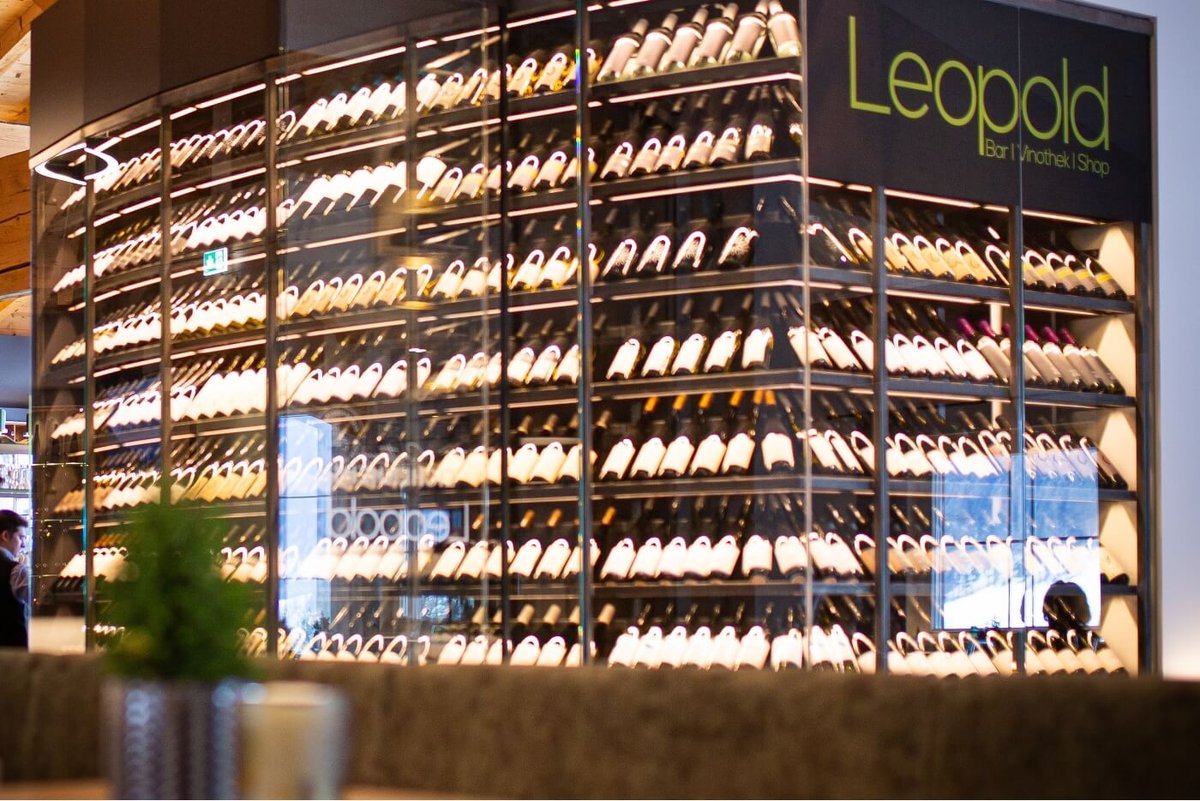 The illuminated wine cabinet in the Weinbar Leopold