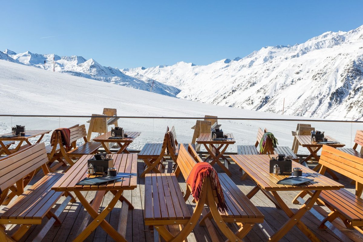 Panorama Blick von der Terrasse einer Skihütte im Winterurlaub in Kitzbühel