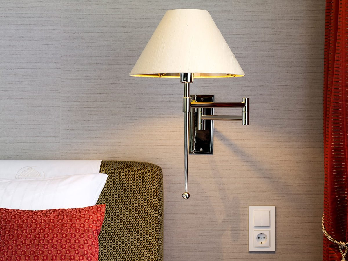 Detailaufnahme eines Lampenschirms neben einem Bett in einem Superior Zimmer des Hotels