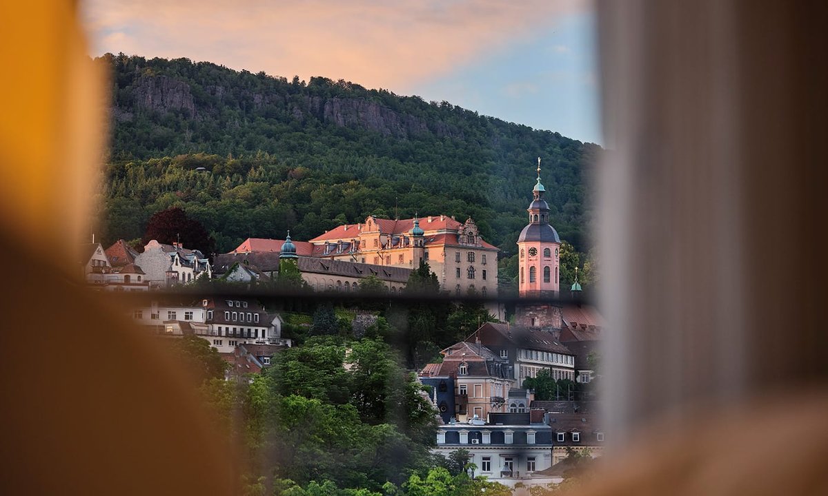 Ausblick vom Luxushotel in Baden Baden auf die Kirche im umliegenden Dorf