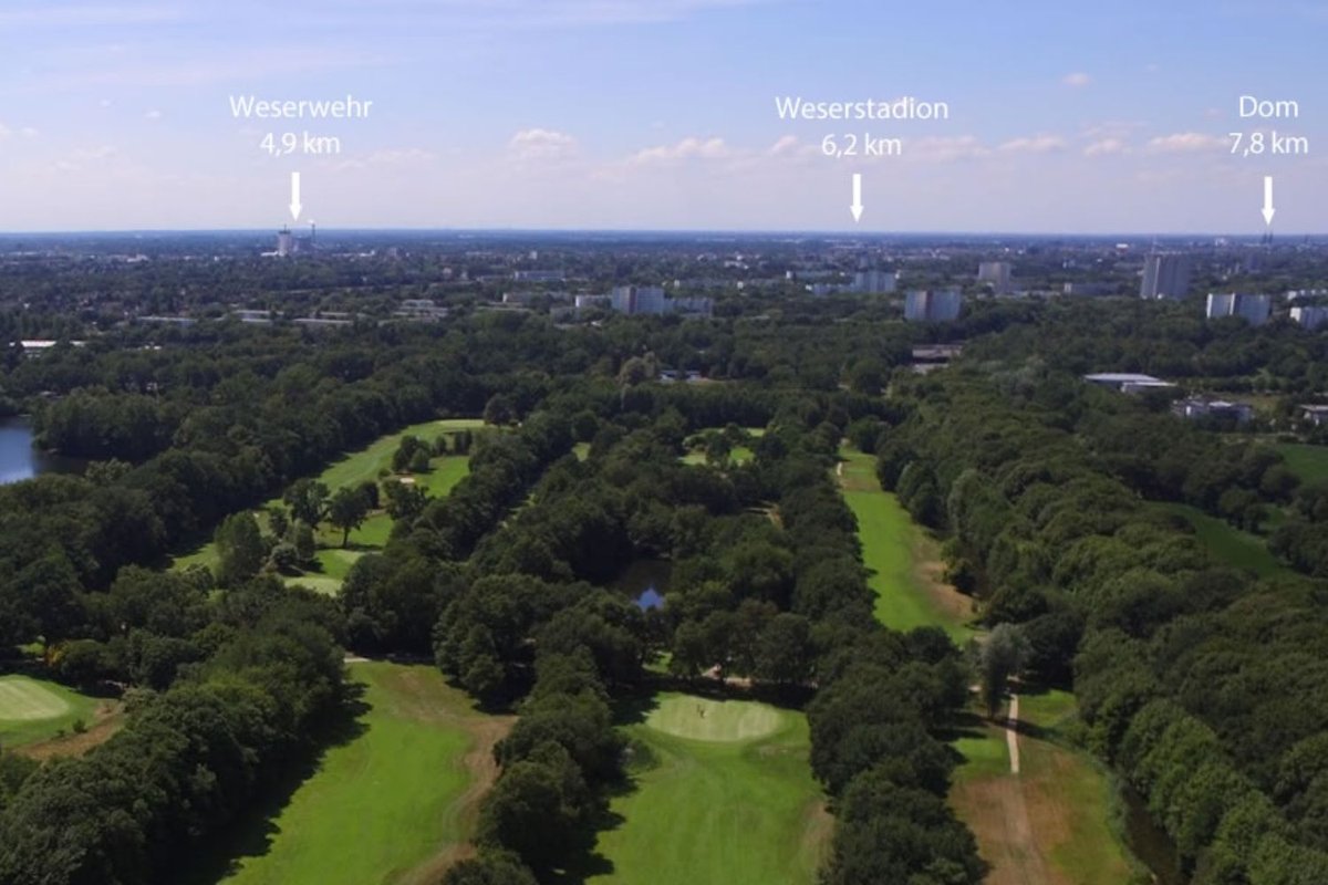 Blick über einen weitläufigen Golfplatz