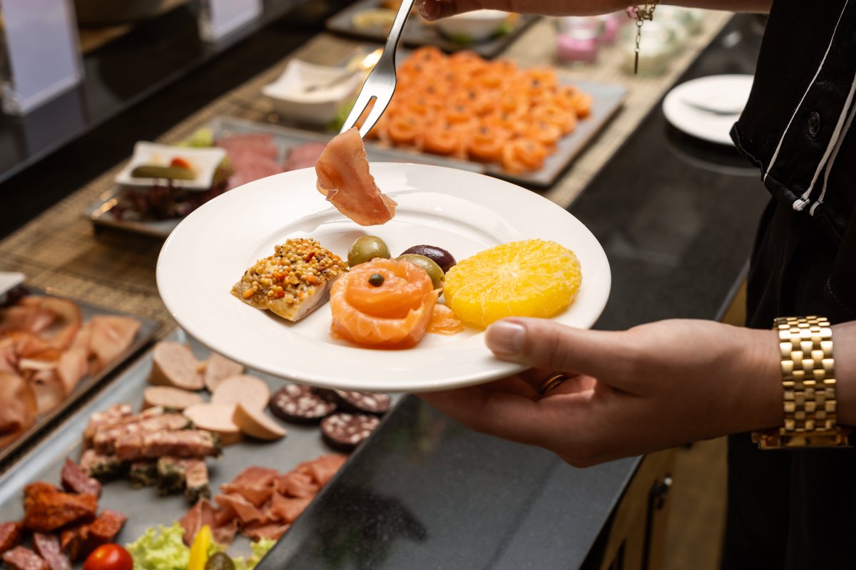 Nahaufnahme mehrerer Moetflaschen in einem Kühlschrank des Gourmetrestaurants in Baden Baden