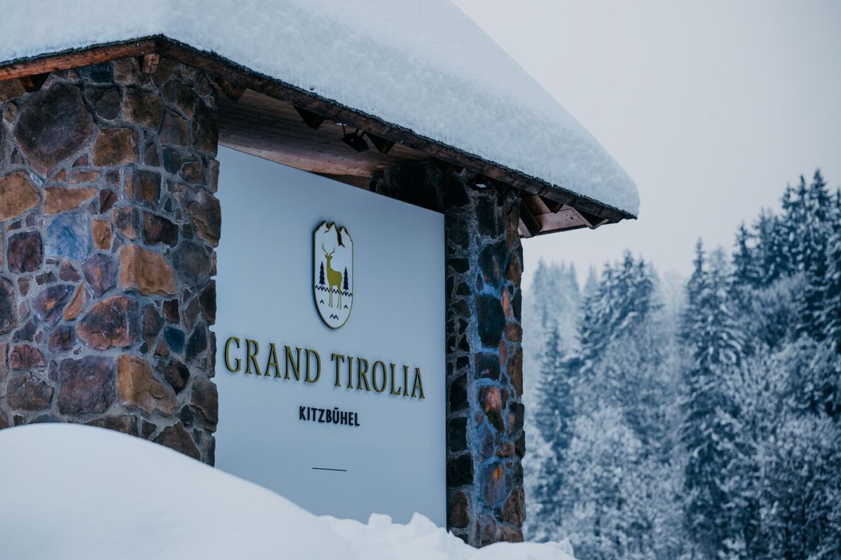 Überdachtes Eingangsschild vor dem Luxushotel Grand Tirolia in Tirol