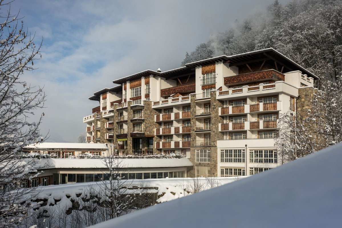 Das Grand Tirolia Luxushotel im verschneiten Kitzbühel