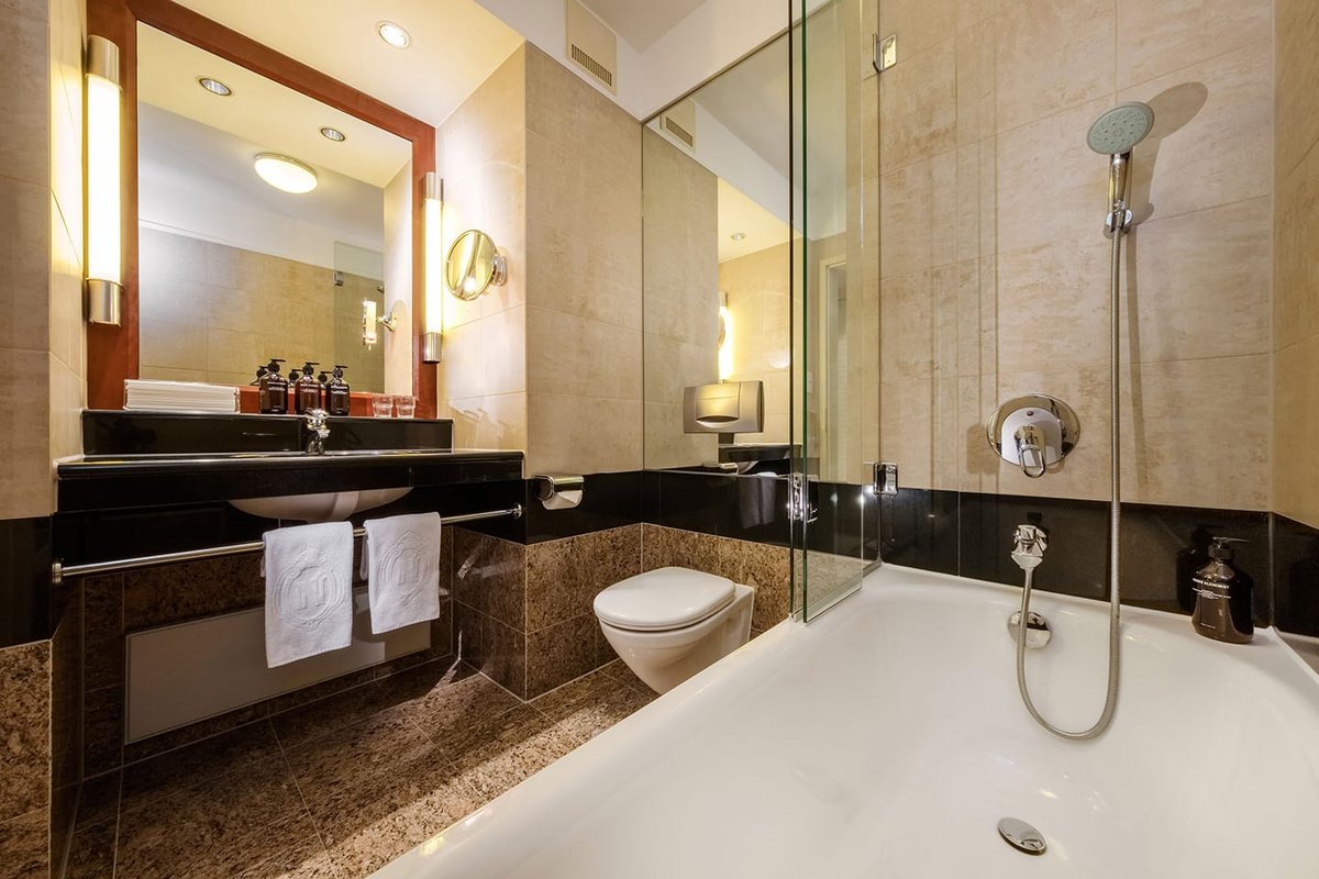Einblick in das luxuriöse Bad eines Superior Einzelzimmers im Hotel
