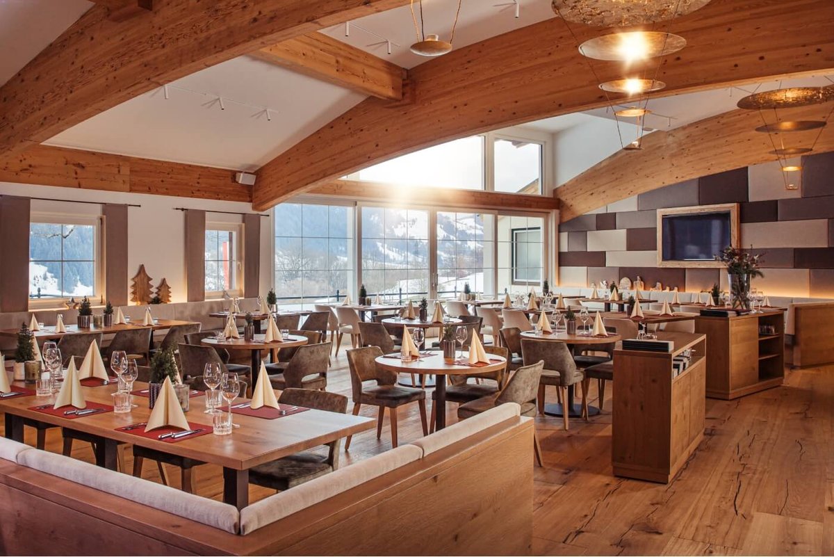 Insight into the top restaurant Gasthaus Eichenheim in Kitzbühel with various seating options