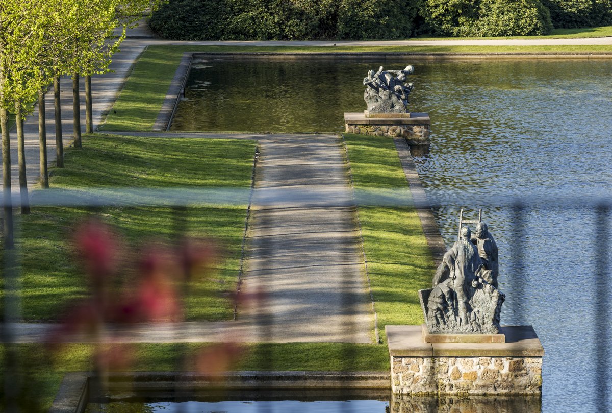 Ausblick aus dem Superior Zimmer auf den Bürgerpark mit Wiese, Wasser, Bäumen und Statuen