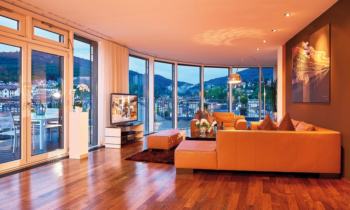 Einblick in den Wohnbereich einers Penthouse im Luxushotel in Baden Baden