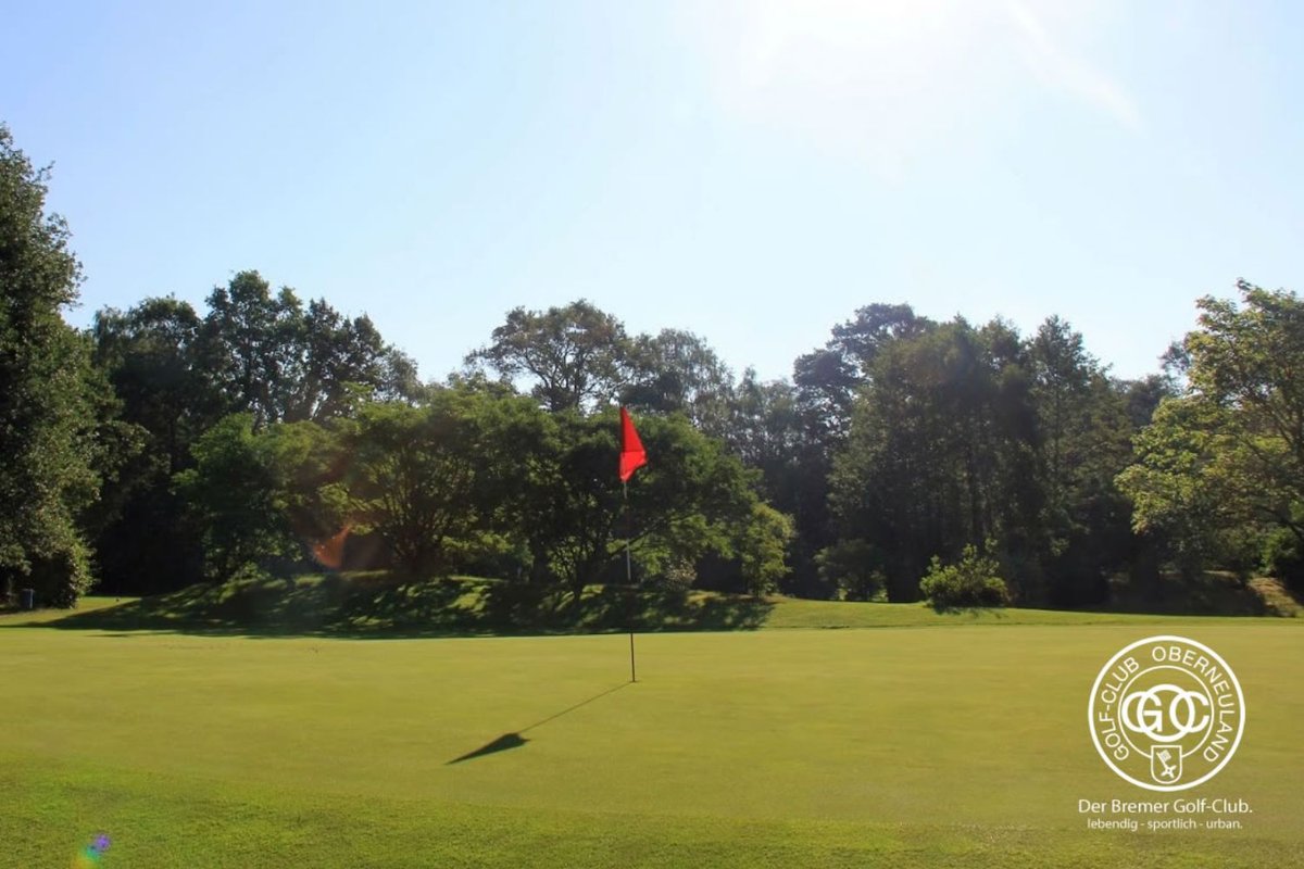 Aufnahme einer roten Fahne auf einem Golfplatz