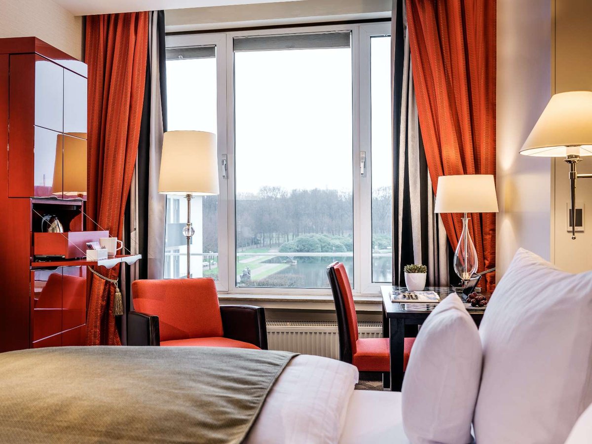 A red-orange furnished hotel room at the Hommage Hotel in Bremen