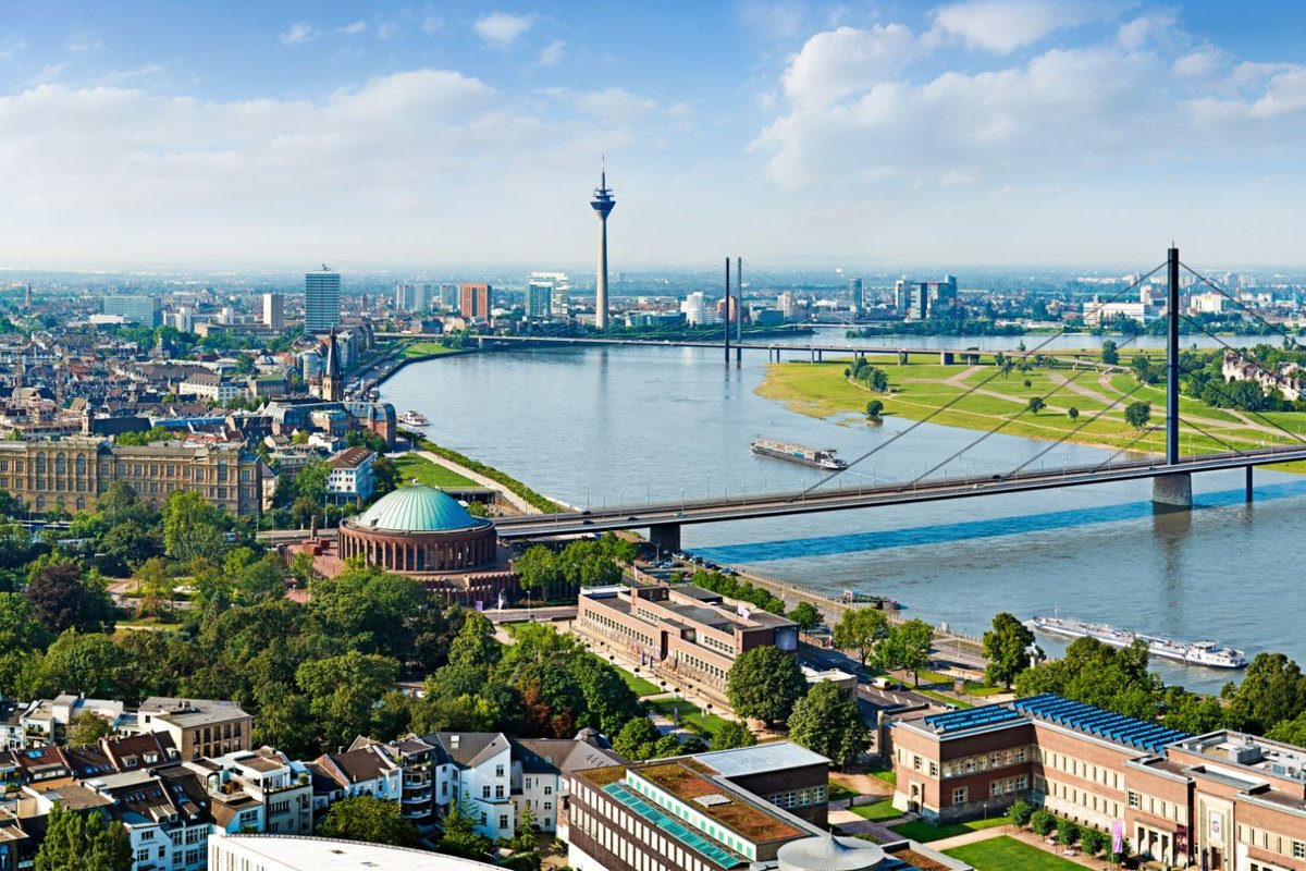 Panoramaaufnahme der Skyline von Düsseldorf, der Stadt des Luxus Hotels Königsallee