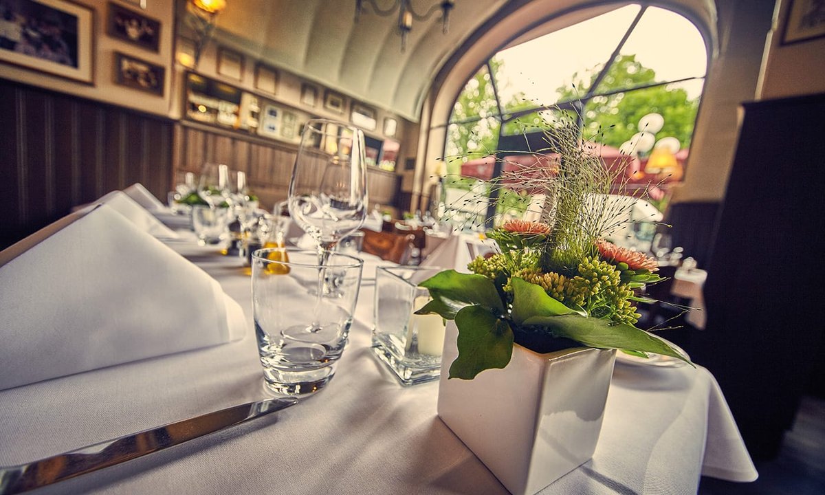Nahaufnahme des gedeckten Tischs mit kleiner weißer Vase und Servietten im Ente Bistro Sterne Restaurant Wiesbaden