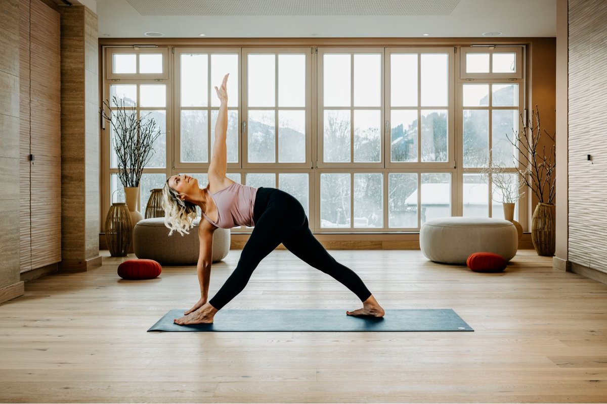 Eine Frau beim Yoga im Wellnesshotel in Tirol