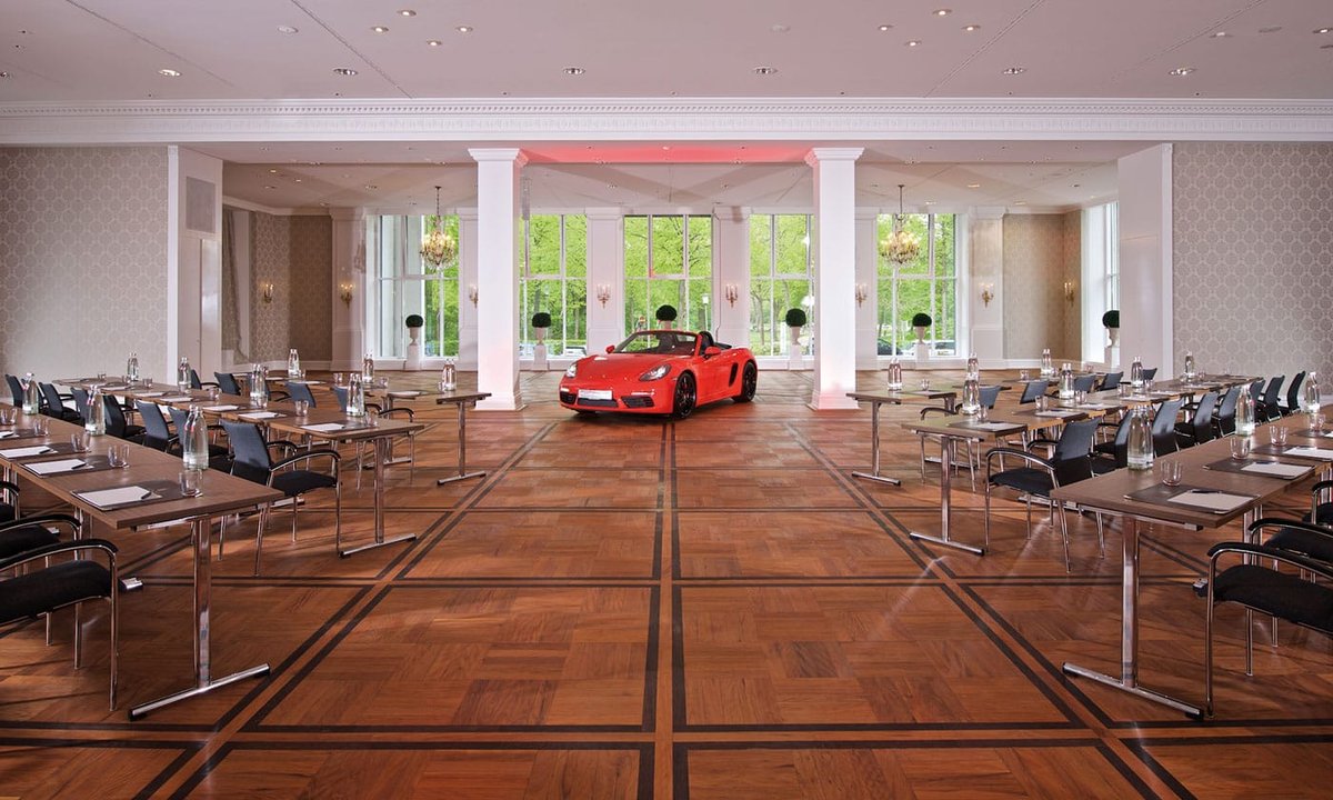 Countess Emma Hall at the eventlocation Bremen: A red car in the middle of a meeting room