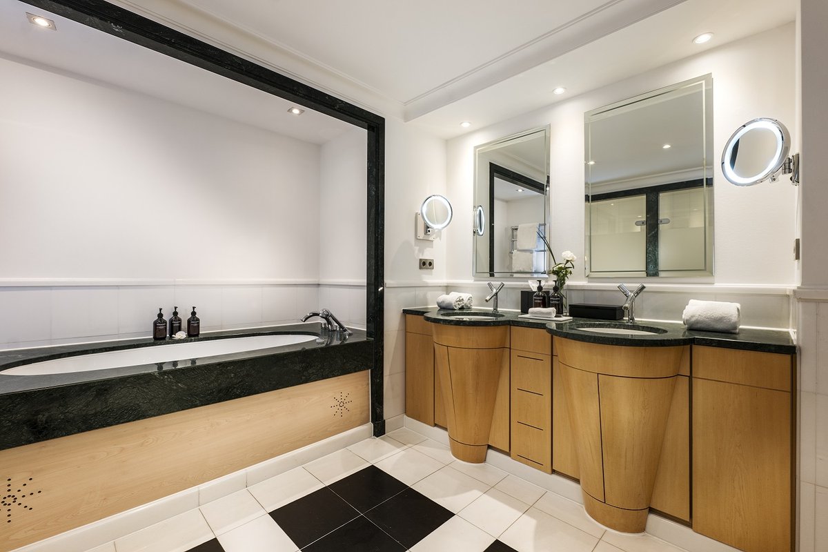 Einblick in das Badezimmer einer Komfort Suite des Hotels