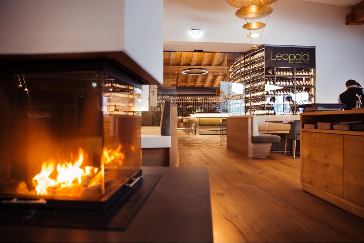 View of the interior with fireplace of the Kitzbühel Restaurant