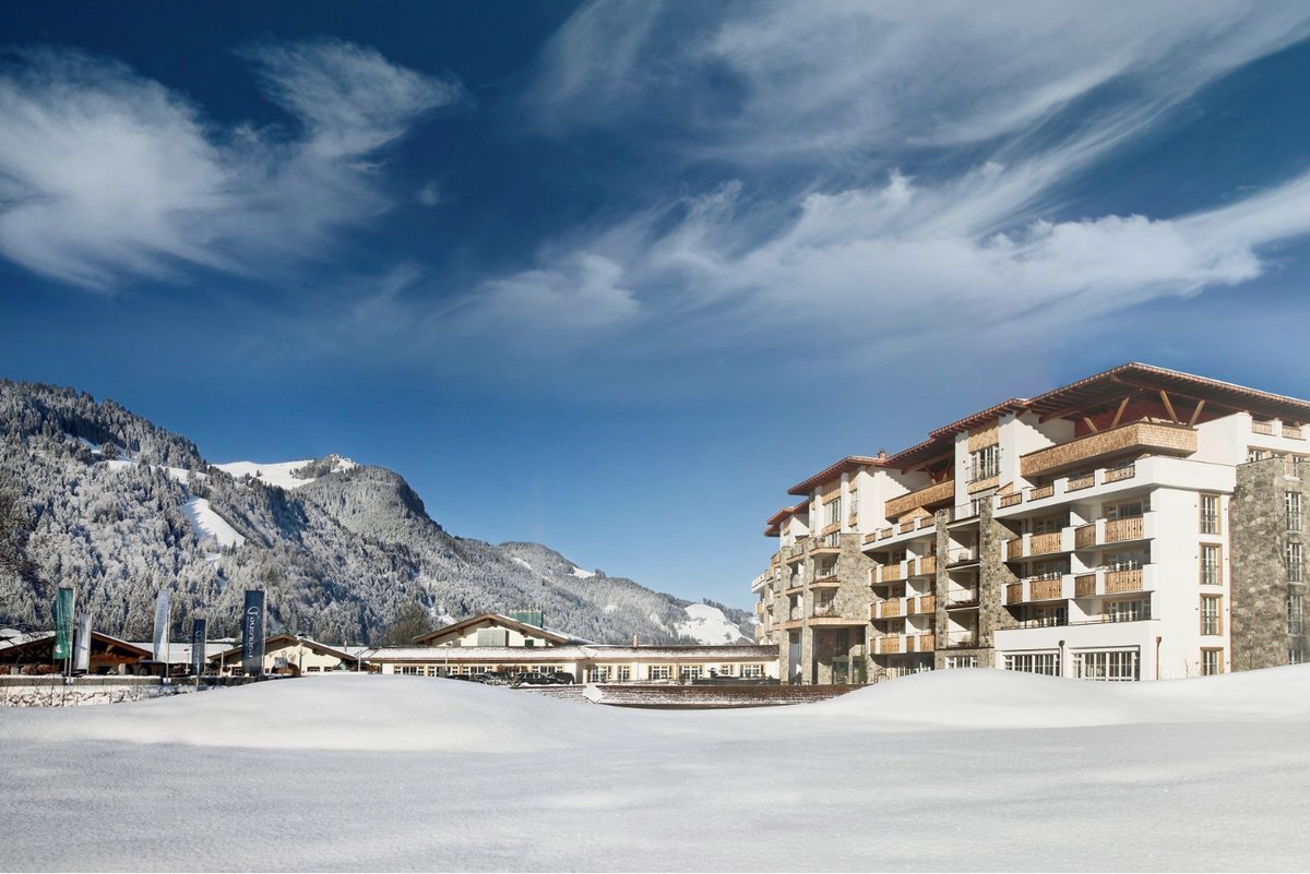 Das Grand Tirolia 5 Sterne Hotel im verschneiten Kitzbühel