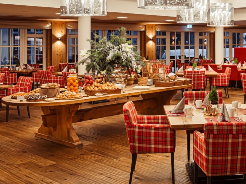 Das gemütliche Restaurant mit Buffet im 5 Sterne Hotel in Tirol