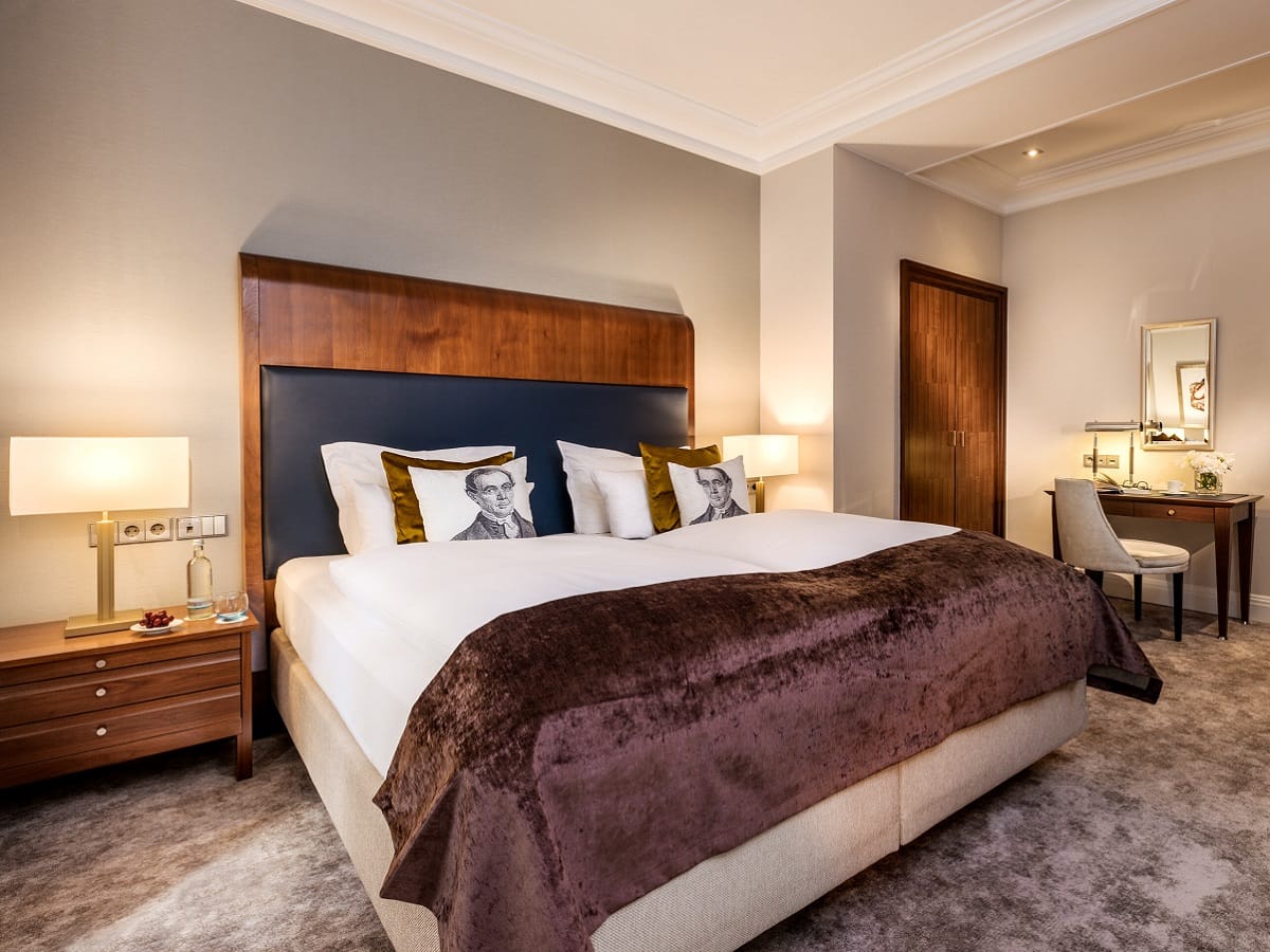 Einblick in den gemütlichen Schlafbereich einer Komfort Suite des Hotels
