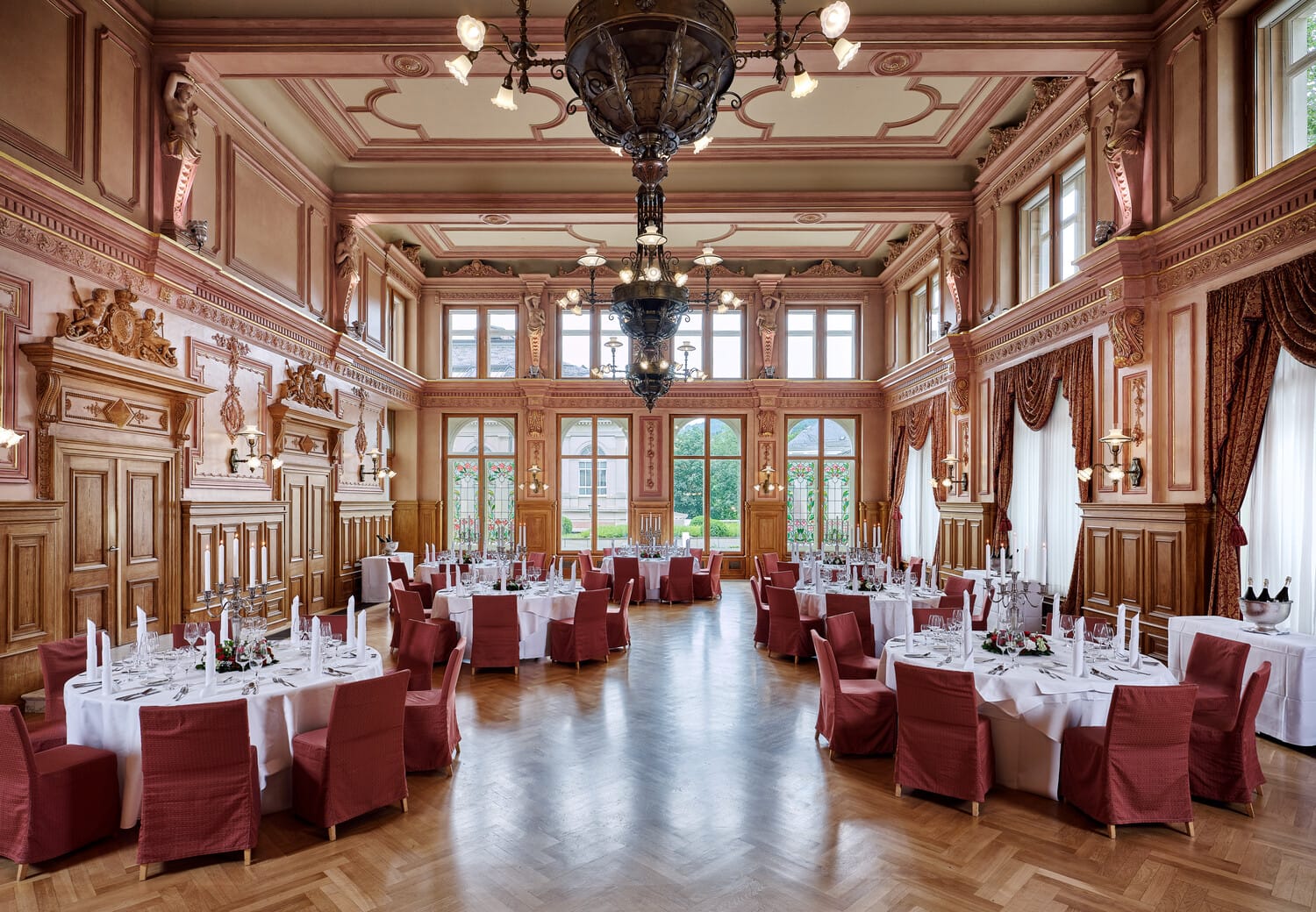 Lichtdurchfluteter Malersaal, die Veranstaltungsräume in Baden Baden, mit Blick auf den Garten