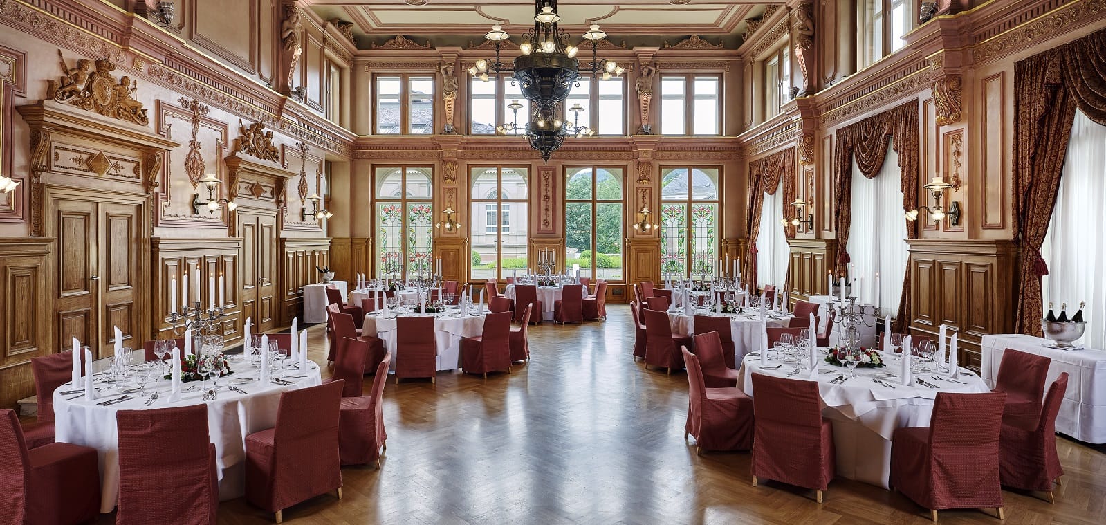 Fürstlicher Malersaal mit Parkettboden, hölzernen Wandverzierungen und Kronleuchter als Eventlocation in Baden Baden 