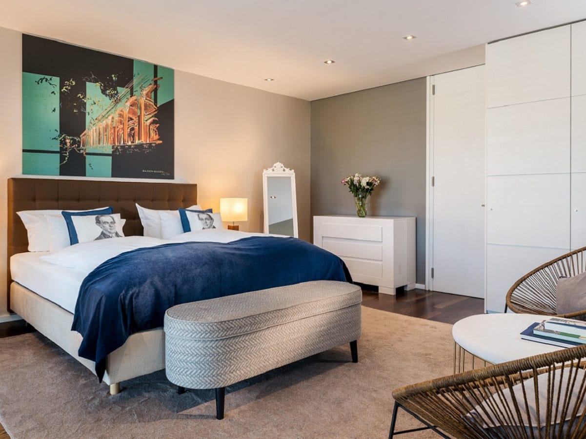 Einblick in ein modernes Schlafzimmer mit Terrassenzugang eines Penthouses im Hotel