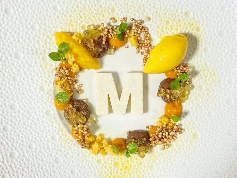 Eine Nachspeise mit einem "M" inmitten von verschiedenen süßen Speisen