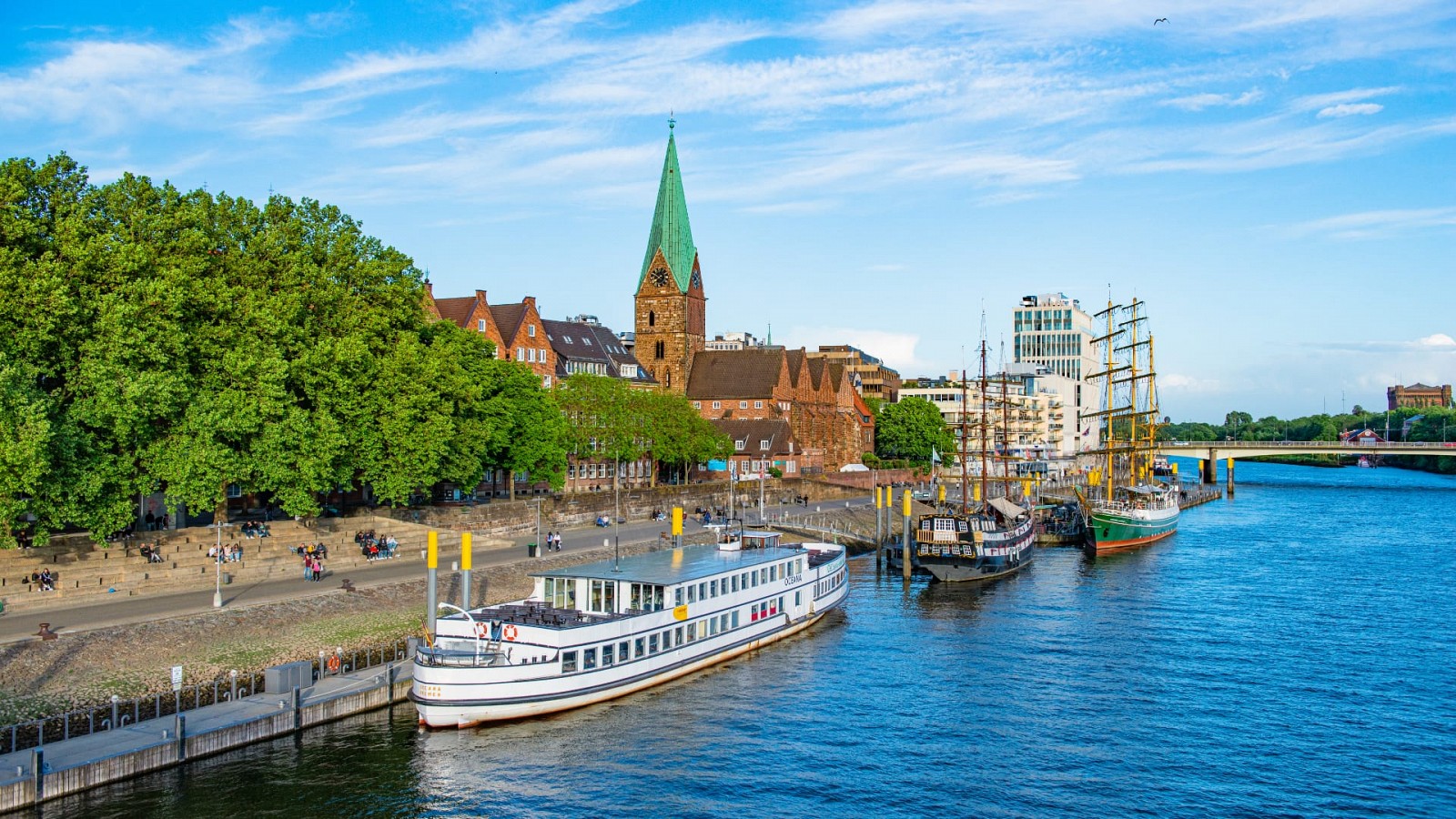 Perfect for a city break in Bremen: Beautiful riverside promenade