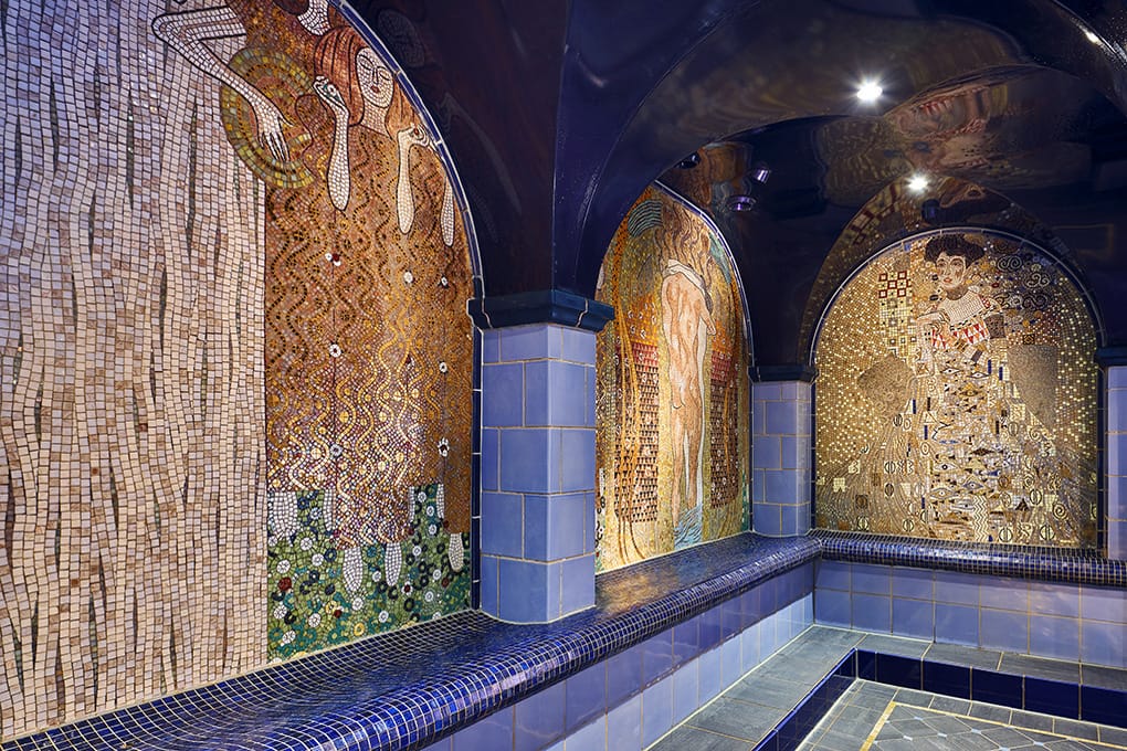 Einblick in den Spabereich mit abstrakten Mosaik Wänden im Wellnesshotel Baden Baden