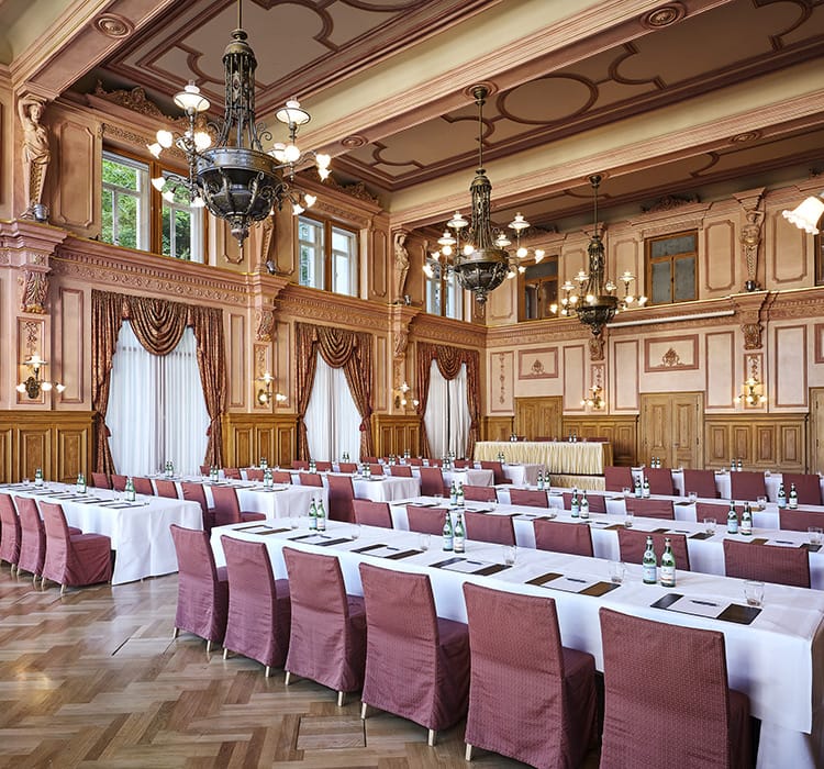 Prunkvoller Malersaal mit für eine geschäftliche Veranstaltung gedeckten Tischen im Tagungshotel Maison Messmer in Baden Württemberg