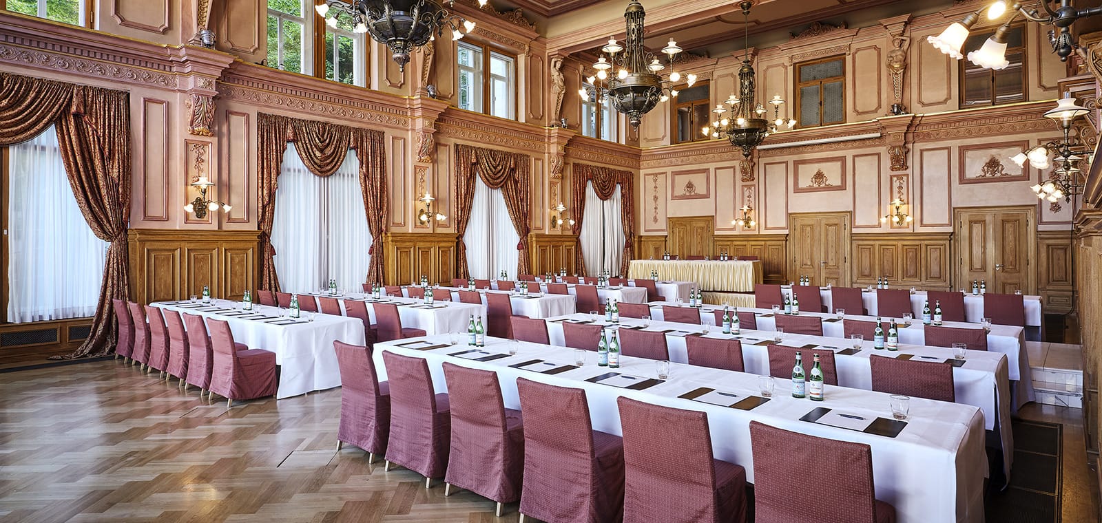 The impressive painter's hall with many tables and chairs in the event location in Baden Baden