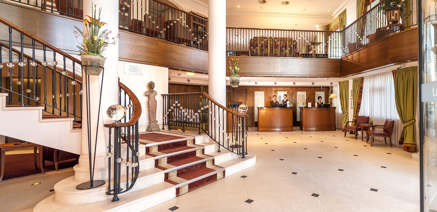 Einblick in die imposante Lobby mit Rezeptionsbereich des Hotels 