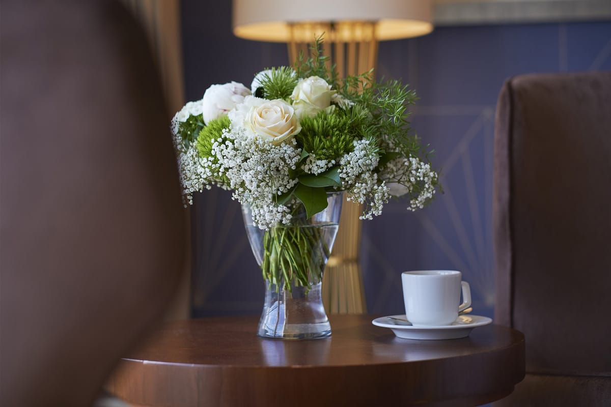 Detailaufnahme eines Blumenstraußes in einer Vase in einem Superior Zimmer des Hotels