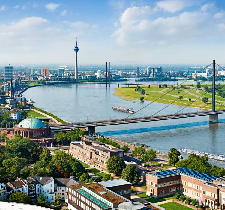 Ausblick auf den Fluss und die Skyline bei einem Kurzurlaub in Düsseldorf