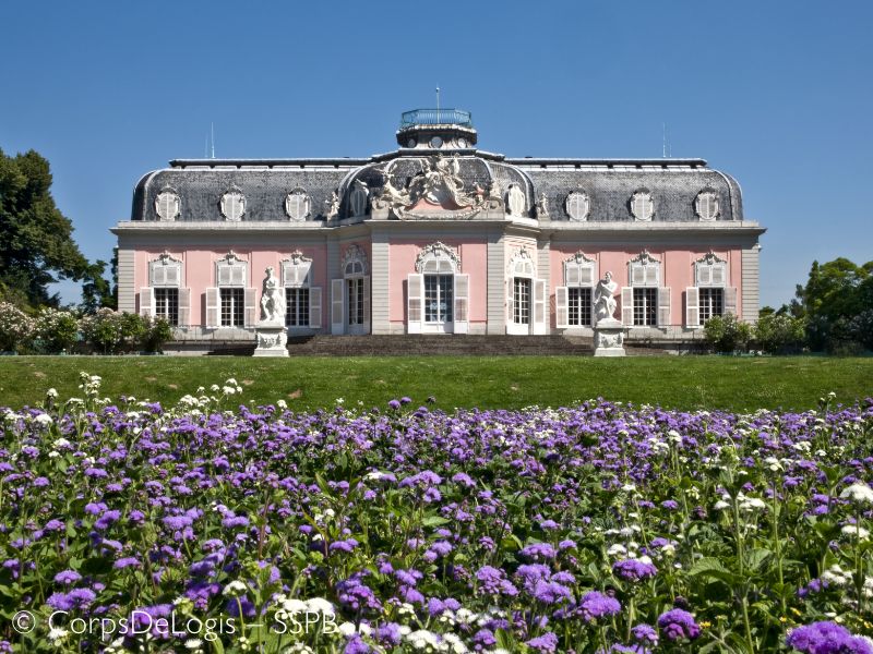 Das barocke Schloss Benrath mit schöner Blumenwiese, ein Ausflugsziel während eines Städtetrips nach Düsseldorf