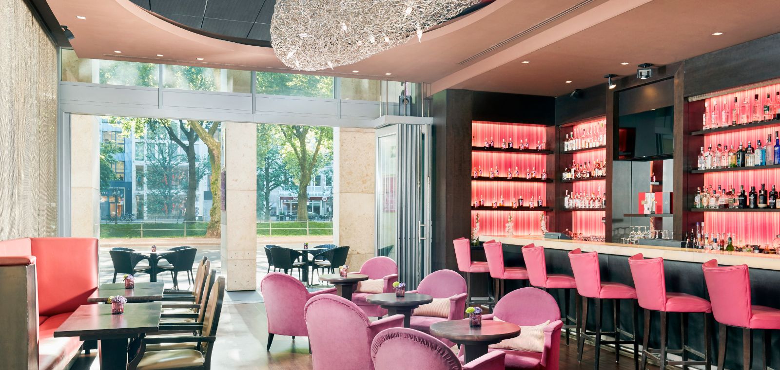 Insight into the hotel bar Dusseldorf with red seating options