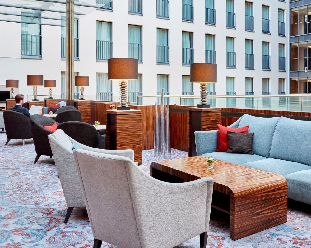 Aufnahme der Möbel auf der Terrasse des Luxus Hotels Düsseldorf Königsallee