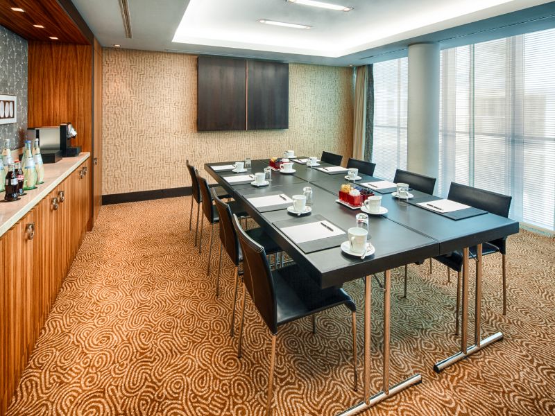 Insight into the Silk conference room in Dusseldorf with a few seating options