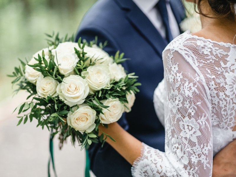 Nahaufnahme einer Braut mit einem Strauß weißer Blumen in der Hand in der Hochzeitslocation in Düsseldorf