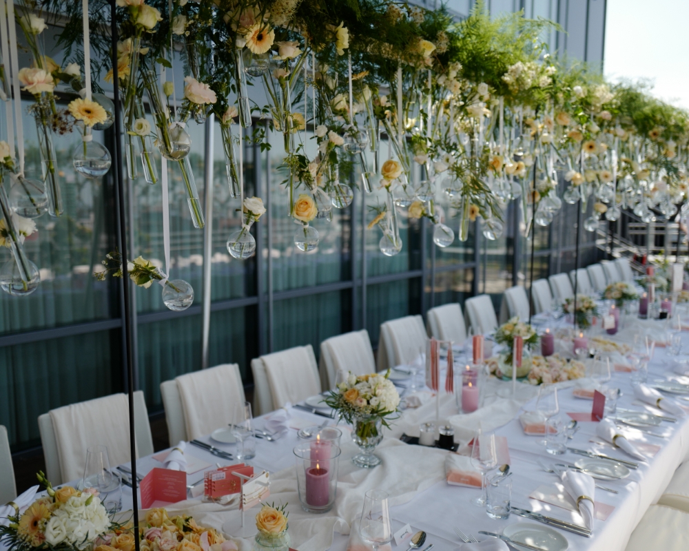 Schön gedeckte Tafeln für eine luxuriöse Hochzeit in der Hochzeitslocation in Düsseldorf
