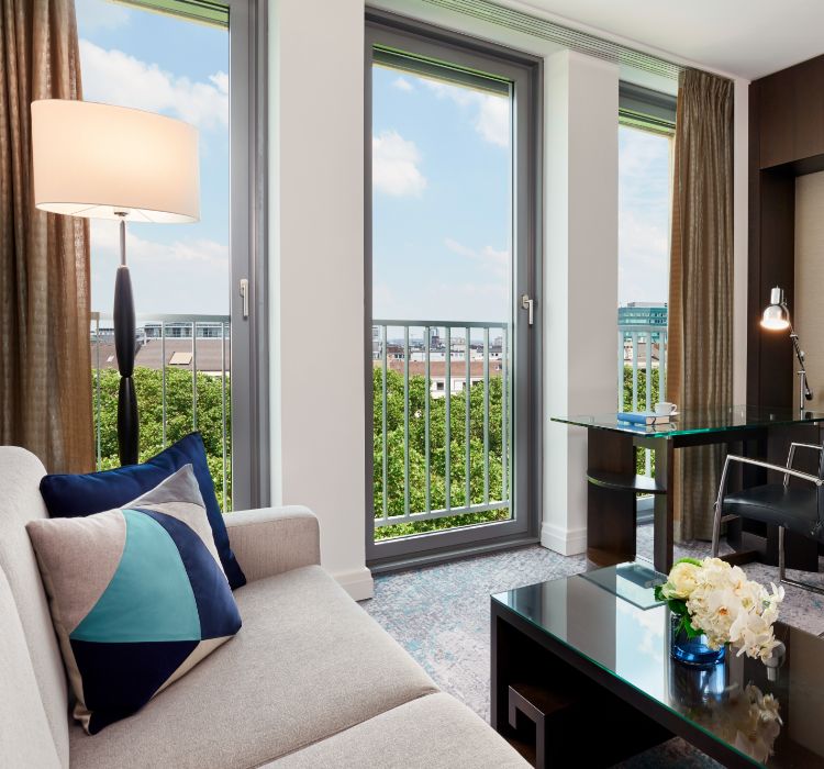 Aufnahme der großen Fensterfront mit Ausblick auf die Stadt in einem Hotelzimmer in Düsseldorf