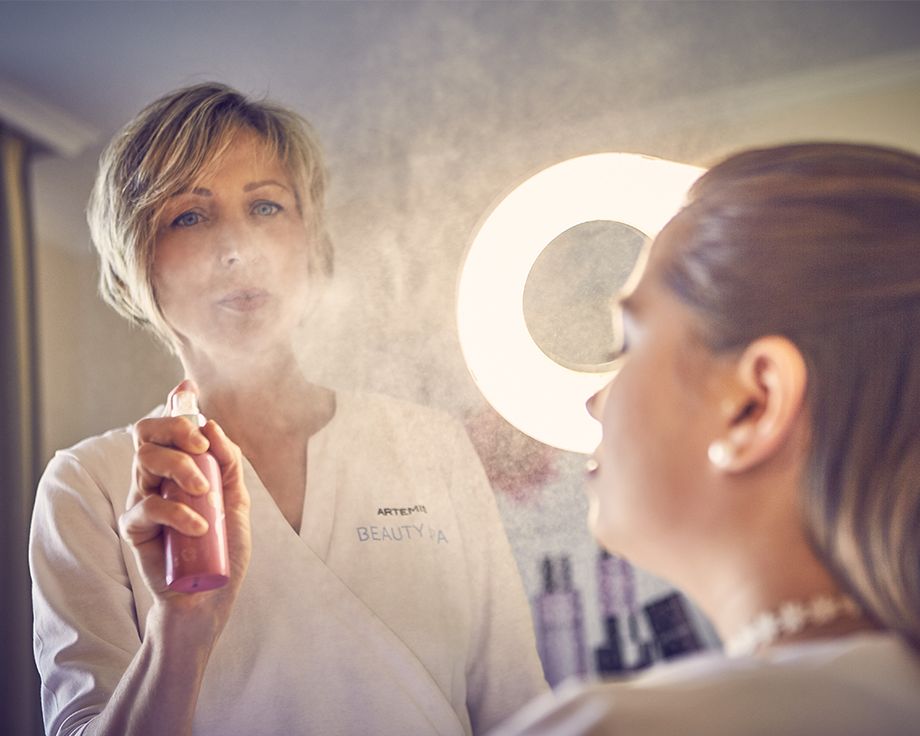 Detailaufnahme einer Kosmetikerin welche einer Kundin eine Spa Anwendung im Wellnesshotel Wiesbaden gibt 