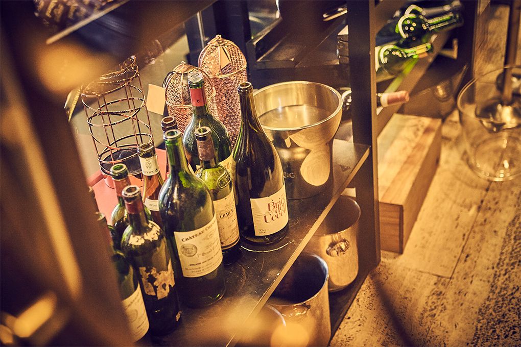 Detailaufnahme mehrerer Rotweinflaschen im Sterne-Restaurant ENTE in Wiesbaden